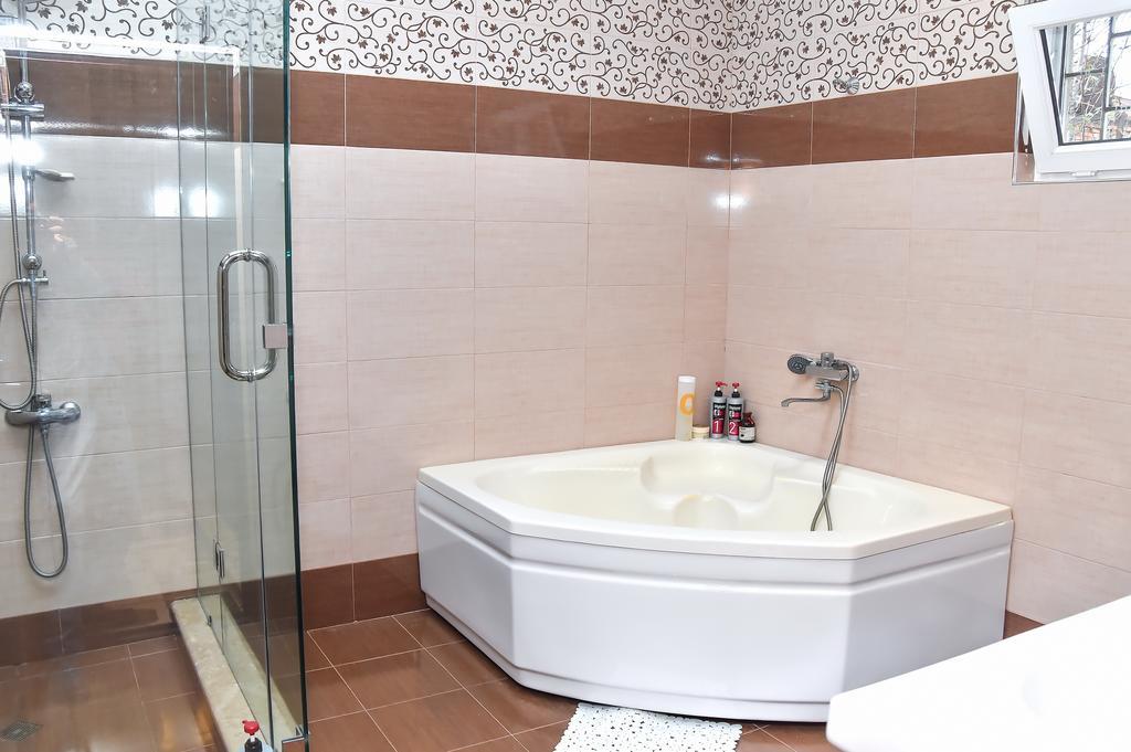 Sofia Hotel Koetaisi Buitenkant foto