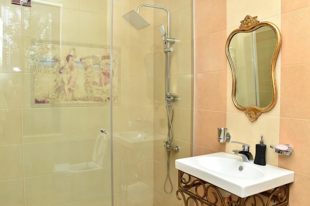 Sofia Hotel Koetaisi Buitenkant foto